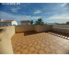 CHALET CON SOLÁRIUM, SÓTANO Y PISCINA EN URBANIZACIÓN PRIVADA