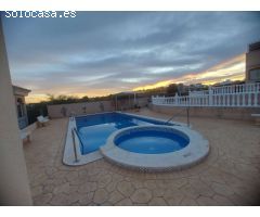 CHALET CON SOLÁRIUM, SÓTANO Y PISCINA EN URBANIZACIÓN PRIVADA