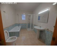 CHALET CON SOLÁRIUM, SÓTANO Y PISCINA EN URBANIZACIÓN PRIVADA