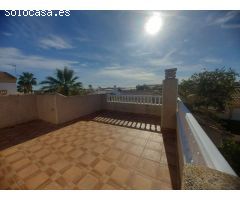 CHALET CON SOLÁRIUM, SÓTANO Y PISCINA EN URBANIZACIÓN PRIVADA