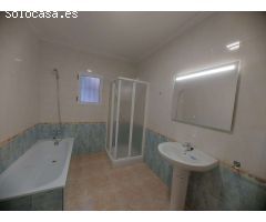 CHALET CON SOLÁRIUM, SÓTANO Y PISCINA EN URBANIZACIÓN PRIVADA