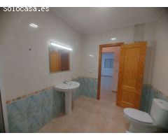 CHALET CON SOLÁRIUM, SÓTANO Y PISCINA EN URBANIZACIÓN PRIVADA