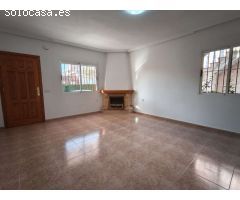 CHALET CON SOLÁRIUM, SÓTANO Y PISCINA EN URBANIZACIÓN PRIVADA