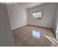 CHALET CON SOLÁRIUM, SÓTANO Y PISCINA EN URBANIZACIÓN PRIVADA