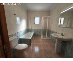 CHALET CON SOLÁRIUM, SÓTANO Y PISCINA EN URBANIZACIÓN PRIVADA