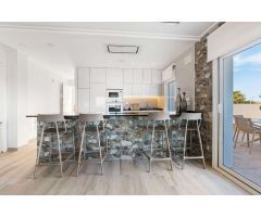 ÁTICO DE ENSUEÑO CON VISTAS PANORÁMICAS Y LUJO EXCLUSIVO FRENTE AL MEDITERRÁNEO