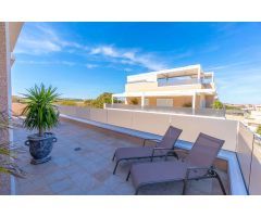 ÁTICO DE ENSUEÑO CON VISTAS PANORÁMICAS Y LUJO EXCLUSIVO FRENTE AL MEDITERRÁNEO
