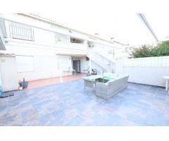 BUNGALOW EN PLANTA BAJA CON AMPLIO JARDÍN Y PERGOLA EN LA REGIA