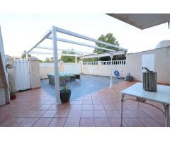 BUNGALOW EN PLANTA BAJA CON AMPLIO JARDÍN Y PERGOLA EN LA REGIA