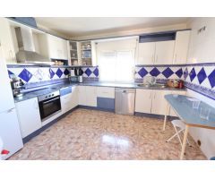 OPORTUNIDAD ÚNICA EN LA ZENIA: VIVIENDA CON NEGOCIO Y AMPLIA PARCELA