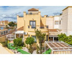 CHALET INDEPENDIENTE EN ESQUINA CON GRAN PARCELA EN ORIHUELA COSTA