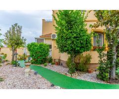 CHALET INDEPENDIENTE EN ESQUINA CON GRAN PARCELA EN ORIHUELA COSTA