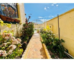 CHALET INDEPENDIENTE EN ESQUINA CON GRAN PARCELA EN ORIHUELA COSTA