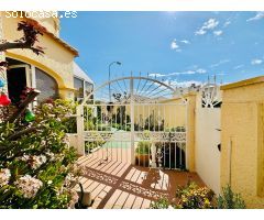 CHALET INDEPENDIENTE EN ESQUINA CON GRAN PARCELA EN ORIHUELA COSTA