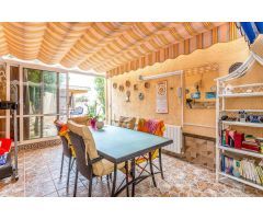CHALET INDEPENDIENTE EN ESQUINA CON GRAN PARCELA EN ORIHUELA COSTA