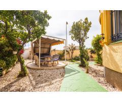 CHALET INDEPENDIENTE EN ESQUINA CON GRAN PARCELA EN ORIHUELA COSTA