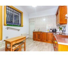 CHALET INDEPENDIENTE EN ESQUINA CON GRAN PARCELA EN ORIHUELA COSTA