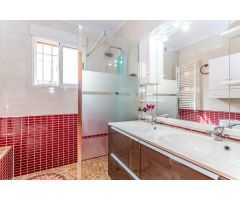 CHALET INDEPENDIENTE EN ESQUINA CON GRAN PARCELA EN ORIHUELA COSTA