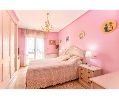 CHALET INDEPENDIENTE EN ESQUINA CON GRAN PARCELA EN ORIHUELA COSTA