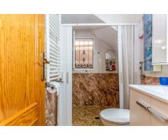 CHALET INDEPENDIENTE EN ESQUINA CON GRAN PARCELA EN ORIHUELA COSTA