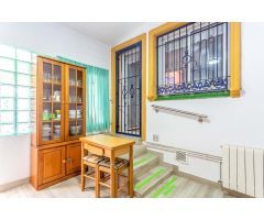 CHALET INDEPENDIENTE EN ESQUINA CON GRAN PARCELA EN ORIHUELA COSTA