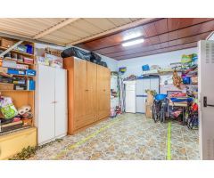 CHALET INDEPENDIENTE EN ESQUINA CON GRAN PARCELA EN ORIHUELA COSTA