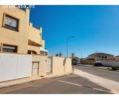 CHALET INDEPENDIENTE EN ESQUINA CON GRAN PARCELA EN ORIHUELA COSTA