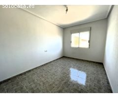 AMPLIO APARTAMENTO CON GARAJE Y PISCINA JUNTO AL CENTRO DE SAN MIGUEL DE SALINAS
