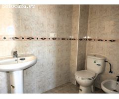 AMPLIO APARTAMENTO CON GARAJE Y PISCINA JUNTO AL CENTRO DE SAN MIGUEL DE SALINAS