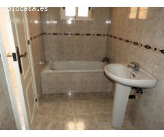AMPLIO APARTAMENTO CON GARAJE Y PISCINA JUNTO AL CENTRO DE SAN MIGUEL DE SALINAS