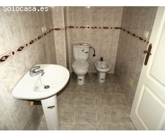 AMPLIO APARTAMENTO CON GARAJE Y PISCINA JUNTO AL CENTRO DE SAN MIGUEL DE SALINAS