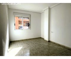 AMPLIO APARTAMENTO CON GARAJE Y PISCINA JUNTO AL CENTRO DE SAN MIGUEL DE SALINAS
