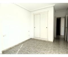 AMPLIO APARTAMENTO CON GARAJE Y PISCINA JUNTO AL CENTRO DE SAN MIGUEL DE SALINAS