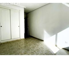AMPLIO APARTAMENTO CON GARAJE Y PISCINA JUNTO AL CENTRO DE SAN MIGUEL DE SALINAS