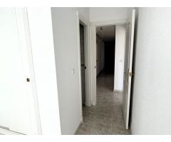 AMPLIO APARTAMENTO CON GARAJE Y PISCINA JUNTO AL CENTRO DE SAN MIGUEL DE SALINAS