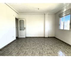 AMPLIO APARTAMENTO CON GARAJE Y PISCINA JUNTO AL CENTRO DE SAN MIGUEL DE SALINAS