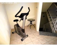 AMPLIO APARTAMENTO CON GARAJE Y PISCINA JUNTO AL CENTRO DE SAN MIGUEL DE SALINAS