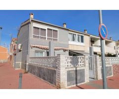ADOSADO EN ESQUINA A 150 METROS DE LA PLAYA EN ACEQUIÓN – TORREVIEJA