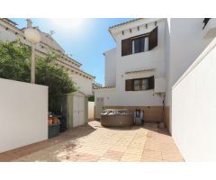 ENCANTADOR DÚPLEX CON JARDÍN PRIVADO Y JACUZZI EN RESIDENCIAL CALAS BLANCAS – TORREVIEJA