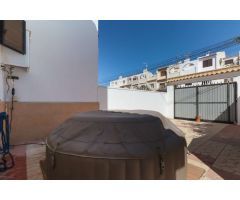 ENCANTADOR DÚPLEX CON JARDÍN PRIVADO Y JACUZZI EN RESIDENCIAL CALAS BLANCAS – TORREVIEJA