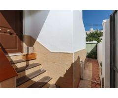 ENCANTADOR DÚPLEX CON JARDÍN PRIVADO Y JACUZZI EN RESIDENCIAL CALAS BLANCAS – TORREVIEJA