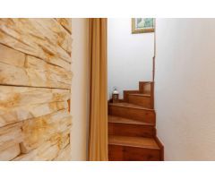 ENCANTADOR DÚPLEX CON JARDÍN PRIVADO Y JACUZZI EN RESIDENCIAL CALAS BLANCAS – TORREVIEJA