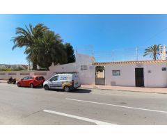 ENCANTADOR DÚPLEX CON JARDÍN PRIVADO Y JACUZZI EN RESIDENCIAL CALAS BLANCAS – TORREVIEJA