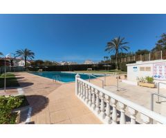 ENCANTADOR DÚPLEX CON JARDÍN PRIVADO Y JACUZZI EN RESIDENCIAL CALAS BLANCAS – TORREVIEJA