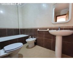 APARTAMENTO EN ENTRESUELO CON JARDÍN PRIVADO, TERRAZA, PISCINA Y PLAZA DE APARCAMIENTO A 20 MINUTOS 