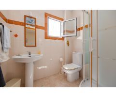 CHALET PAREADO CON JARDÍN, SOLÁRIUM, PISCINA Y ENTRADA PARA COCHE EN AGUAS NUEVAS