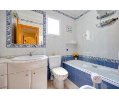 CHALET PAREADO CON JARDÍN, SOLÁRIUM, PISCINA Y ENTRADA PARA COCHE EN AGUAS NUEVAS