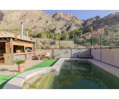 ESPECTACULAR CHALET INDEPENDIENTE EN REDOVÁN CON PISCINA, VISTAS A LA MONTAÑA Y MATERIALES DE CALIDA
