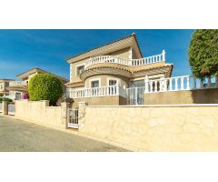 ESPECTACULAR VILLA INDEPENDIENTE CON VISTAS EN LOS ALTOS