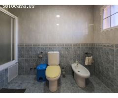 ESPECTACULAR CHALET EN AGUAS NUEVAS: LUJO, ESPACIO Y UBICACIÓN A SOLO 1,5 KM DE LA PLAYA